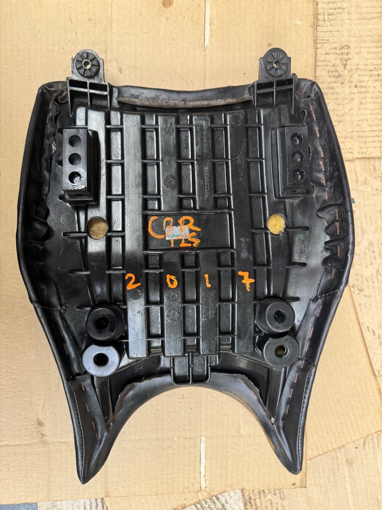 HONDA CBR 125 2017 FRONT SEAT SADDLE PAD GENUINE OE