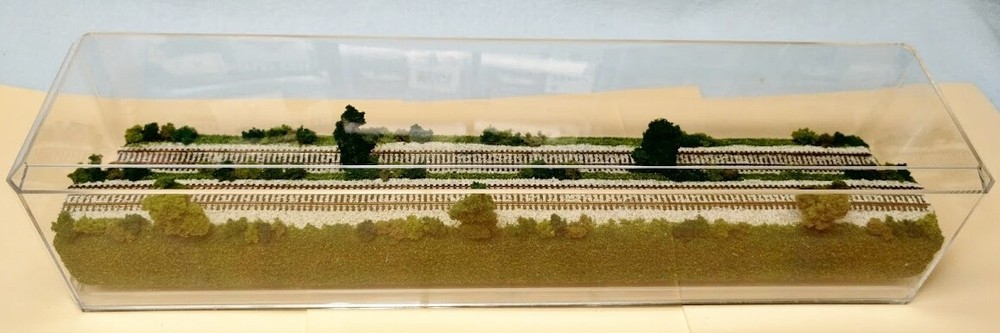 Z SCALE 16" 2-LEVEL TRACK -SUMMER SCENE-DISPLAY CASE -FOR ANY Z TRAIN