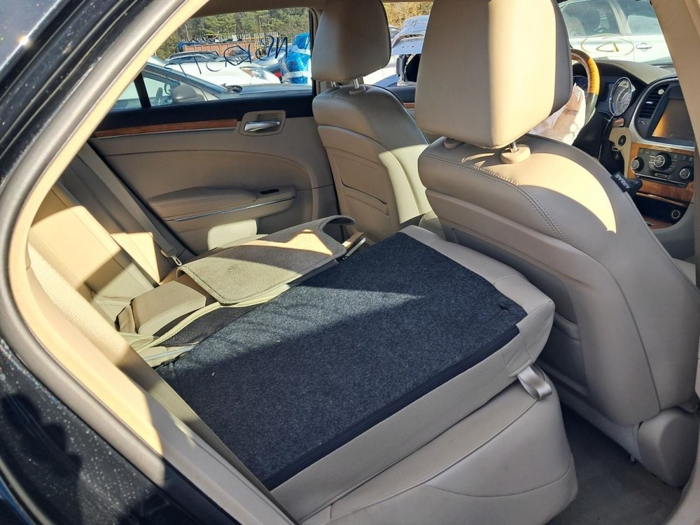 300 2014 Glove Box 4895998
