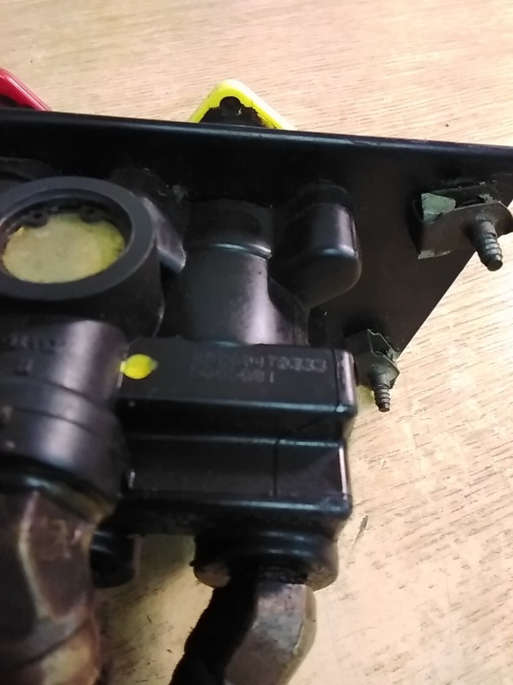 Bendix 5005081 Air Brake Valve