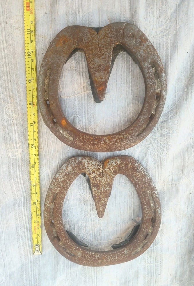 Pair Vtg Rusty V Horseshoes  5"