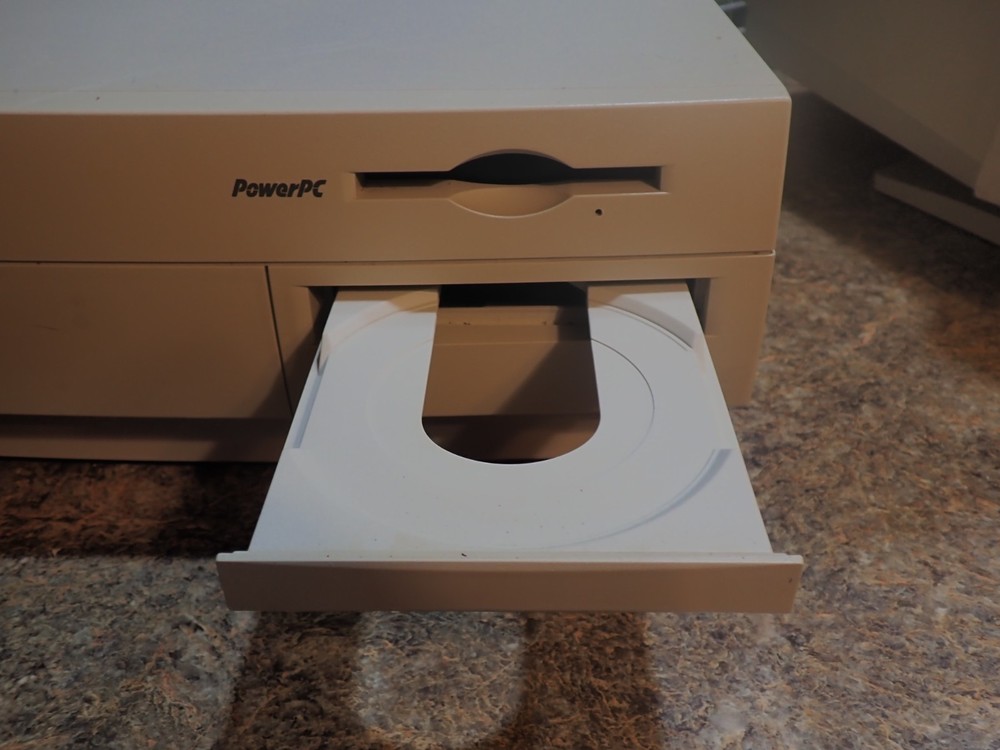 Apple Power Macintosh 7200/75 M3979 - powers up ask for disk as is