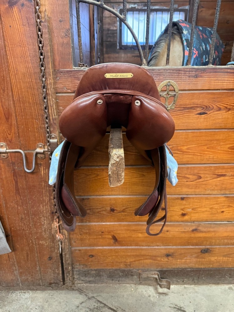 Henri De Rivella 17” seat saddle. It has a medium sized tree.