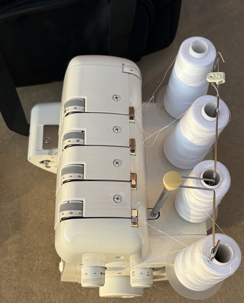 White Superlock Electronic 2000 ATS Serger w/ Rolling Case