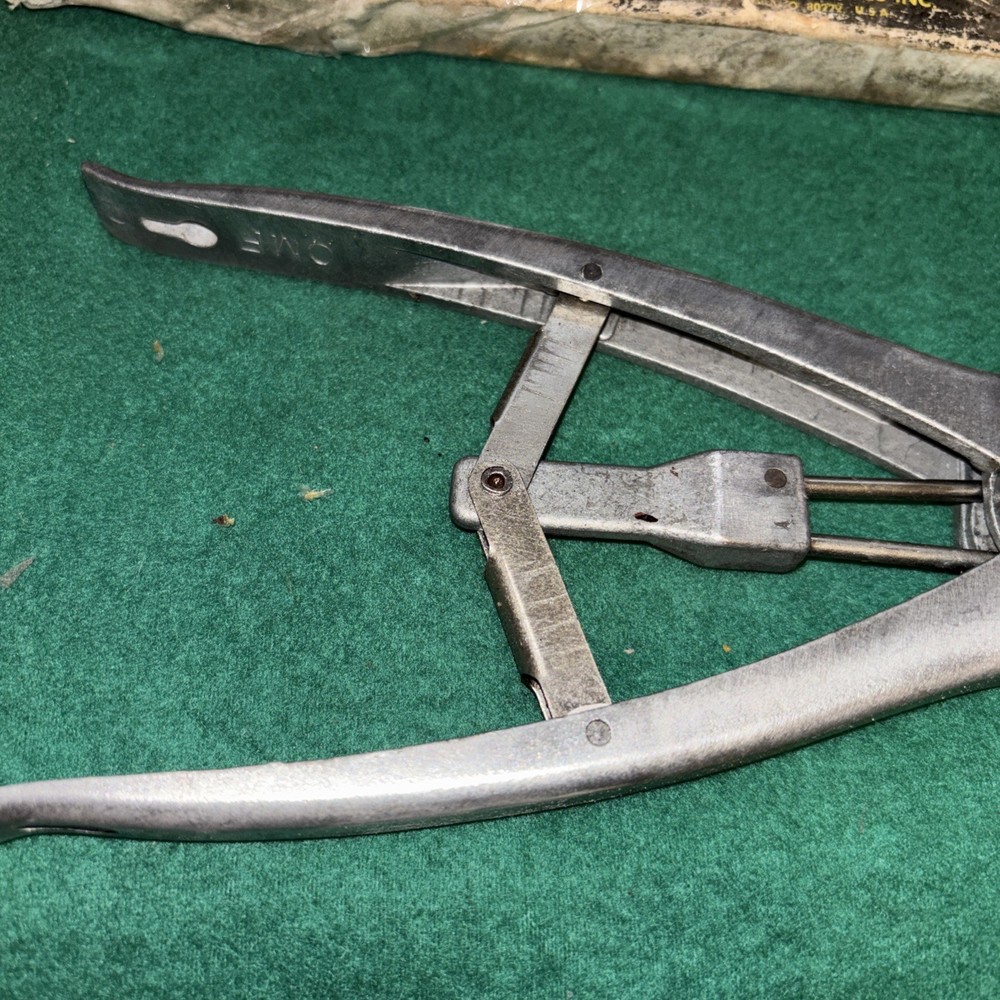 Vtg Casta-Ringer Castrator Tool w/ box