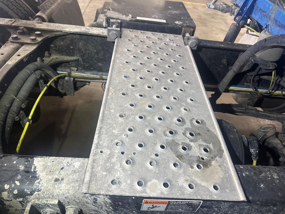 Freightliner CASCADIA 14 x 33 Deckplate - Used