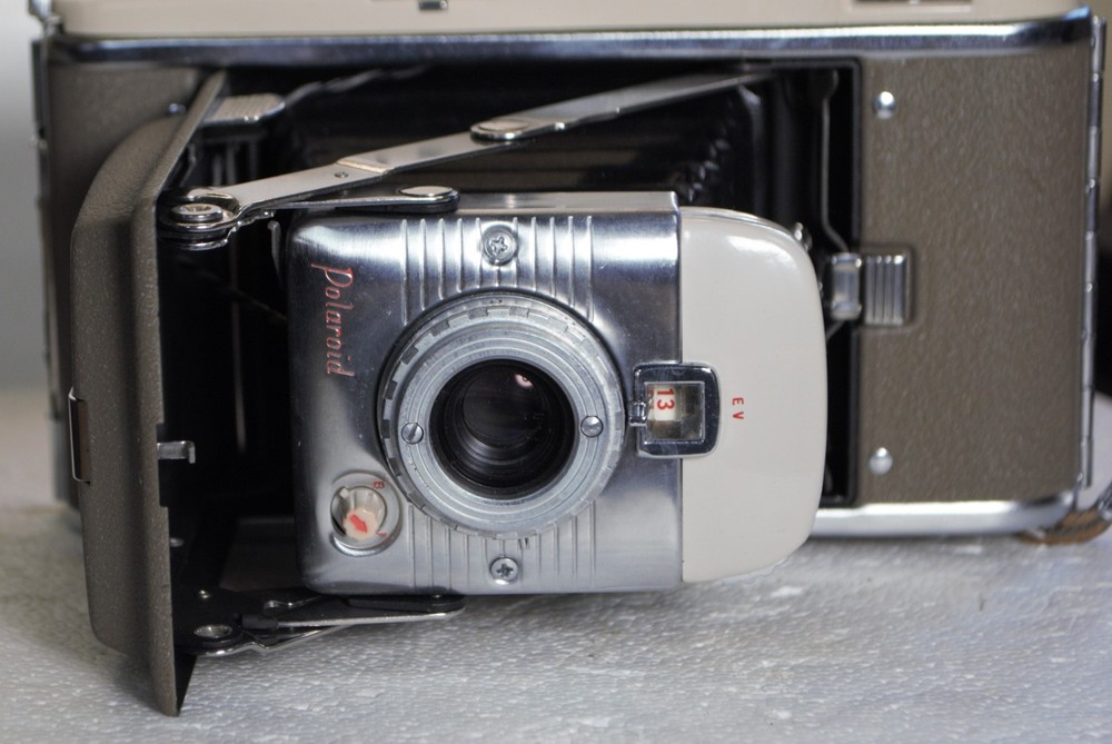 Polaroid Land Camera Model 8oA Wink Light Light Reducer & leather case