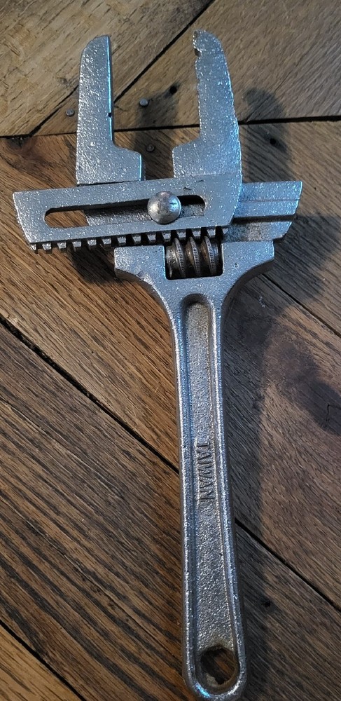Plumbers Adjustable Wrench Slip And Lock Nut 1"-3"