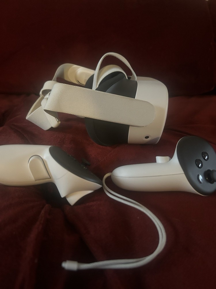 Meta Quest 3S 128GB W/ Controllers No Power Adapter