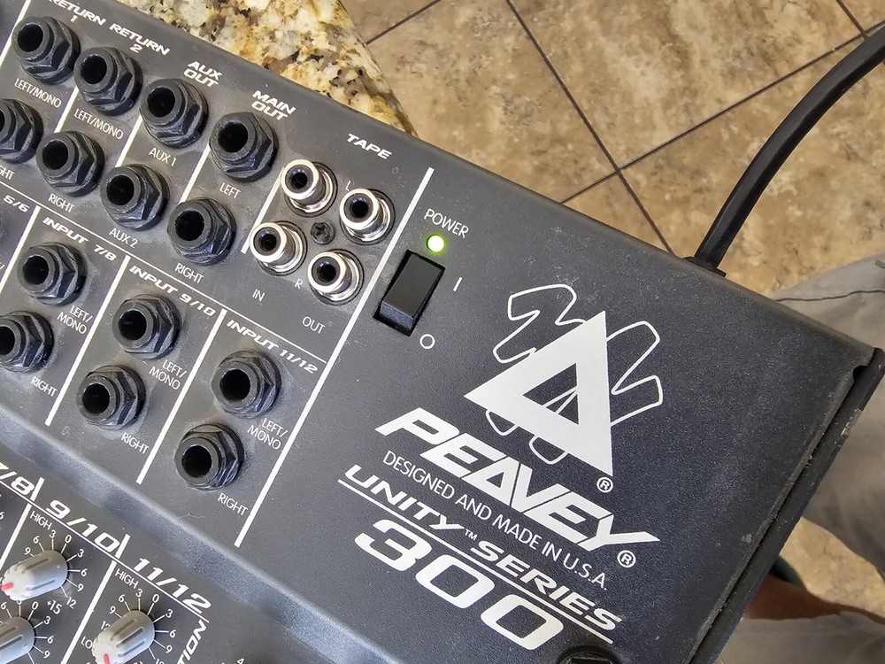 peavey 300 UNITY SERIES 12 CHANNEL COMPACT STEREO CONSOLE.