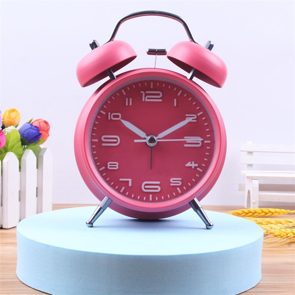 Classic Analog Alarm Clock with Silent Operation and Easy Battery Replacement