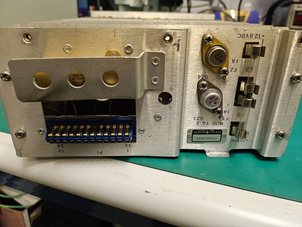 HP 8552B IF Section Spectrum Analyzer Front panel, chassis / parts**UNTESTED**