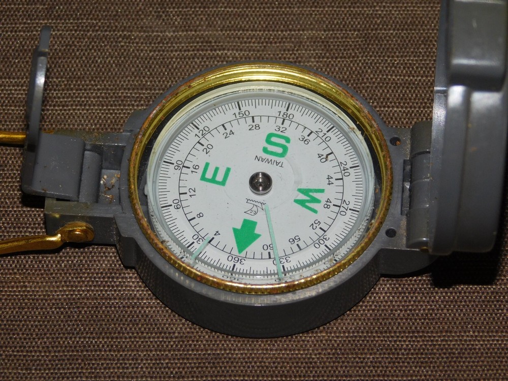 VINTAGE PLASTIC COLEMAN ENGINEER LENSATIC COMPASS