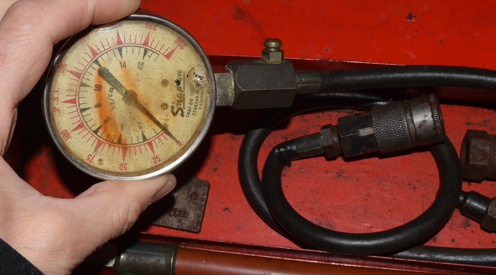 VINTAGE SNAP ON TOOLS COMPRESSION GAUGE TEST SET KIT 250PSI & METAL CASE