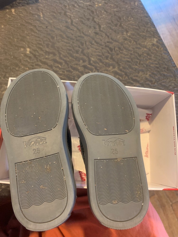 Venettini boys Navy sneakers Size 25