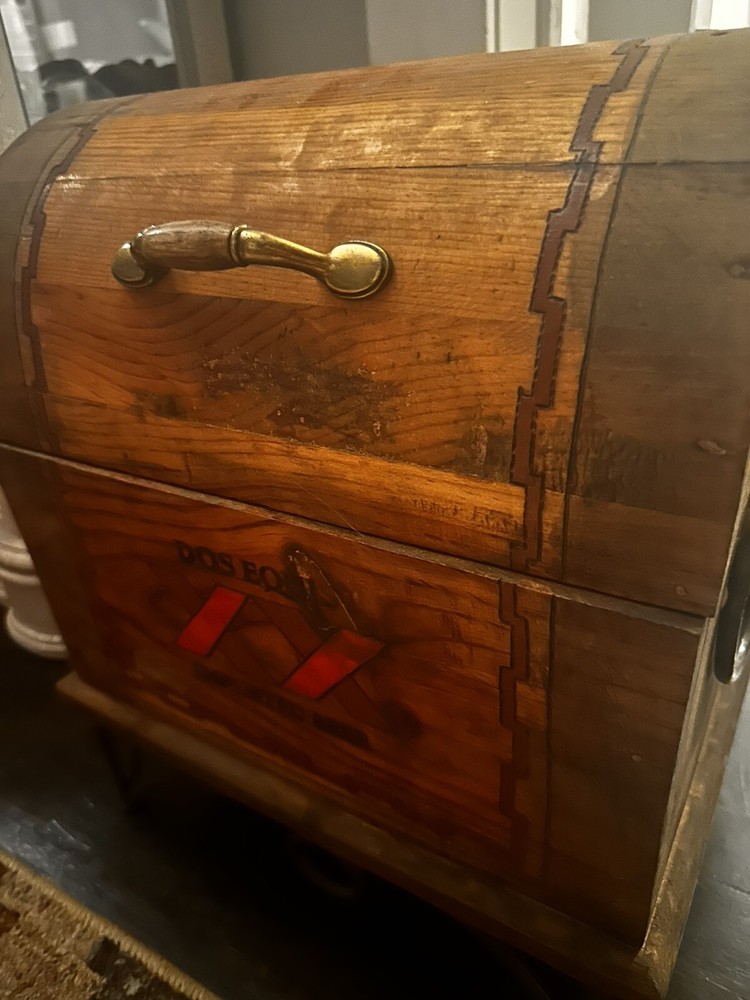 vintage Cedar treasure chest dos equios
