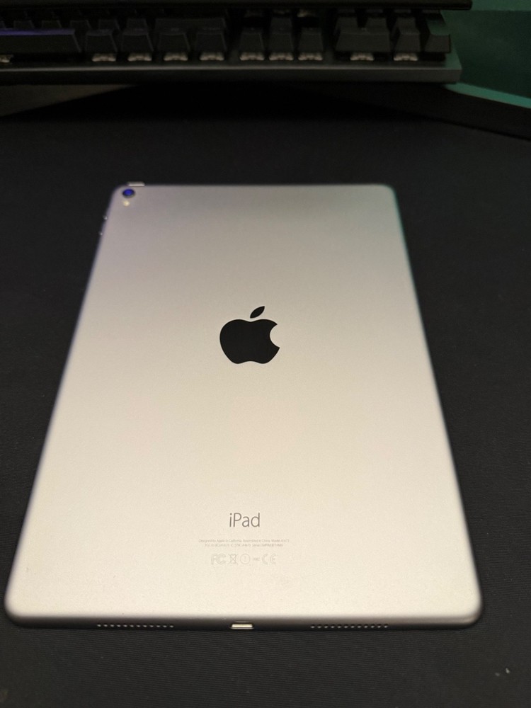 Apple iPad Pro 1st Generation A1673 9.7" READ