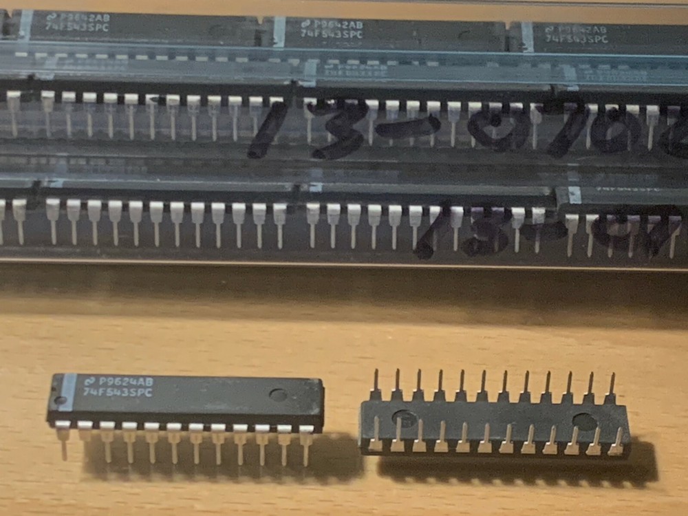 74F543SPC- National IC- 8-BIT REGISTERED TRANSCEIVER, TRUE OUTPUT, DIP24.