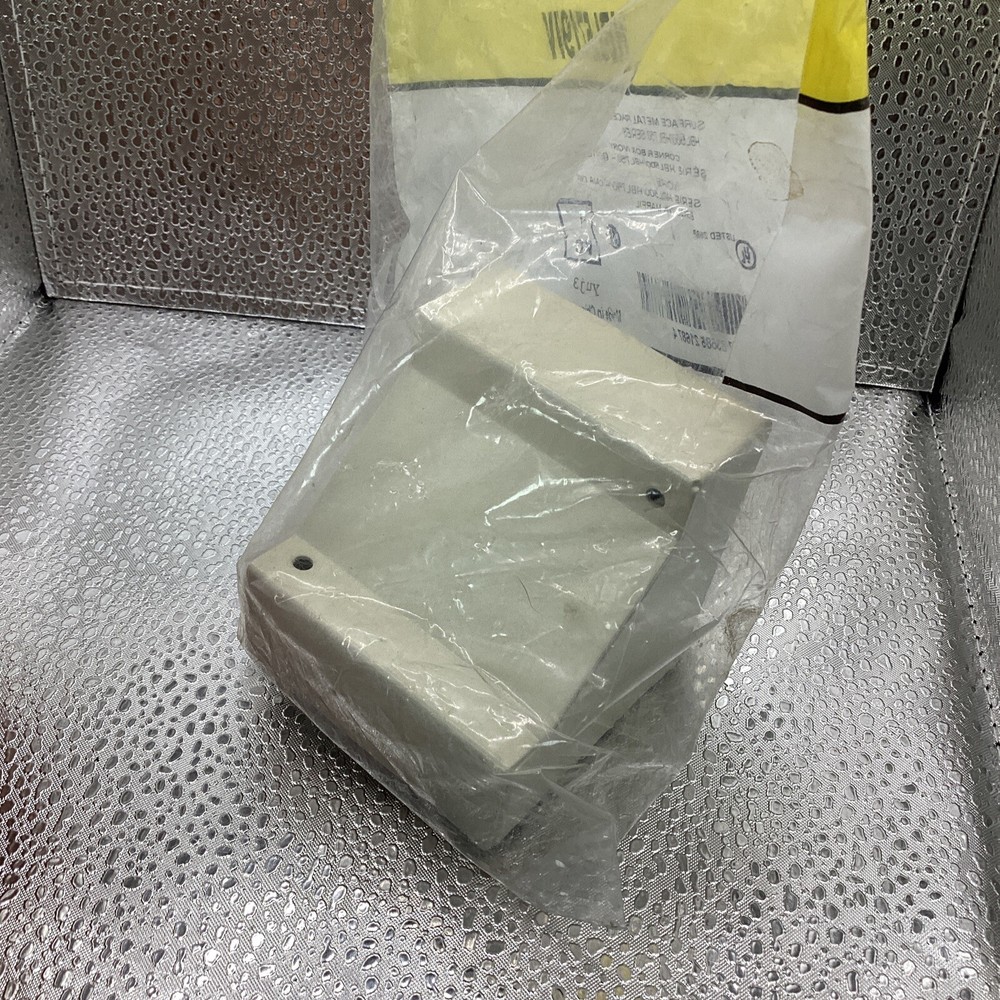 Hubbell High Raceway HBL5719IV