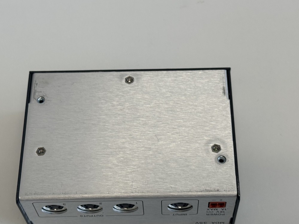 Shelf 36: EXTRON DISTRIBUTION AMPLIFIER MDA 3SV (33-1720-02)