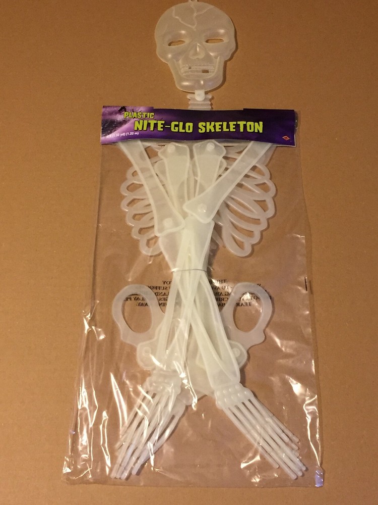 HALLOWEEN BEISTLE PLASTIC NITE-GLO RETRO 4 FT SKELETON