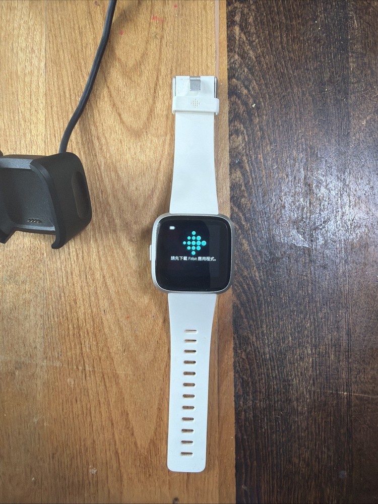 Fitbit Versa FB415 SC Fitness Smartwatch Activity Tracker White Small Working