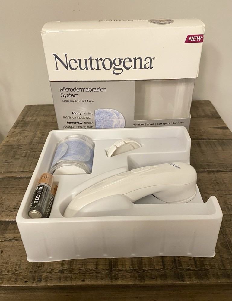 Neutrogena Microdermabrasion System Kit Includes 12 Puffs New Opened Box
