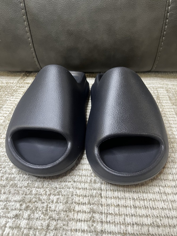 Yeezy Slide Onyx - Size 8 Us Men’s