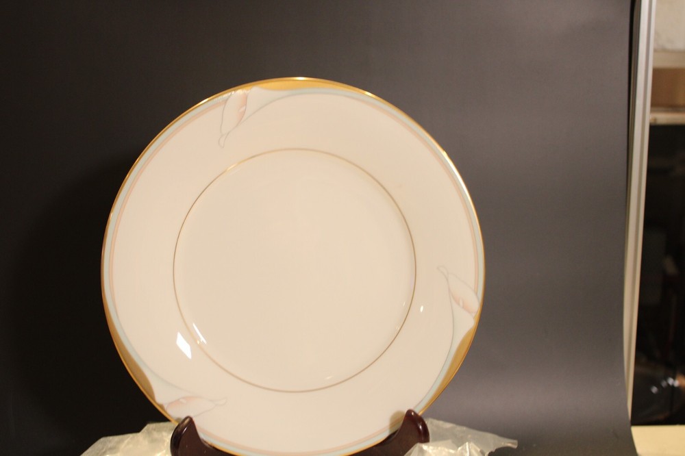 Noritake Golden Lily 9 dinner plates