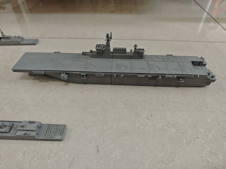 1 /700 China's Type 075 amphibious assault ship  Unpainted