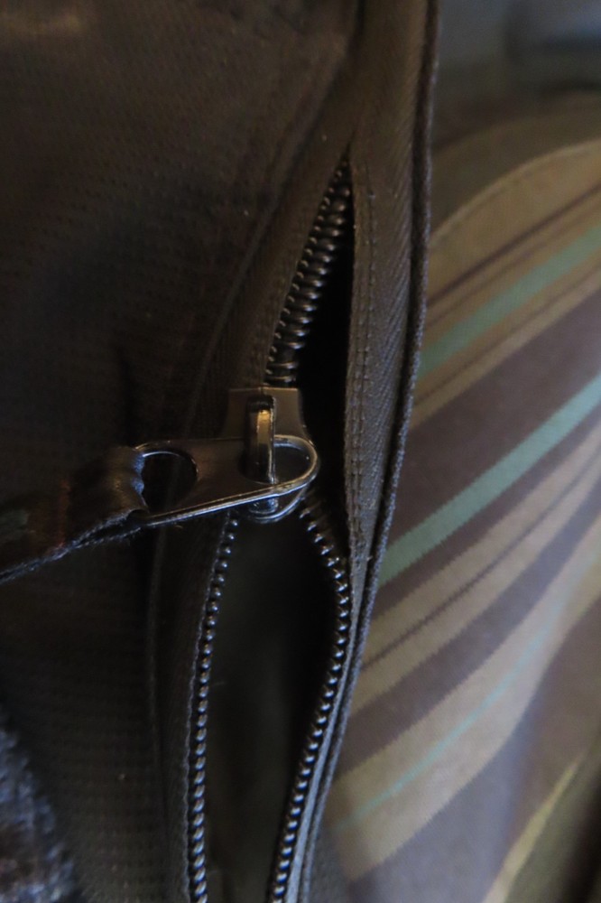 Dakine Backpack Daypack 20"x12"x6" broken zipper