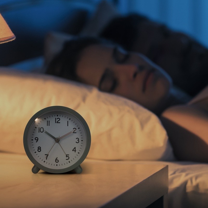 Analog Alarm Clock Battery Powered Snooze Function Quartz Movement W/ Backlight