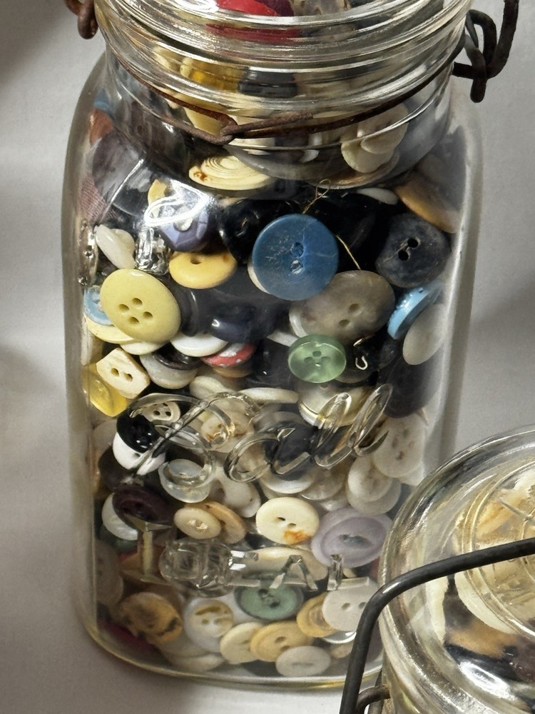 VTG Sewing Notions Lot Octagonal Basket Button Jars Thread & Seger Zigzager