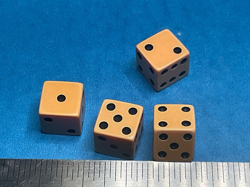 SET OF 4————- BAKELITE DICE———B-90