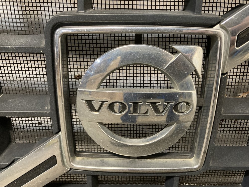 2003-2017 Volvo VNL Grille - Used