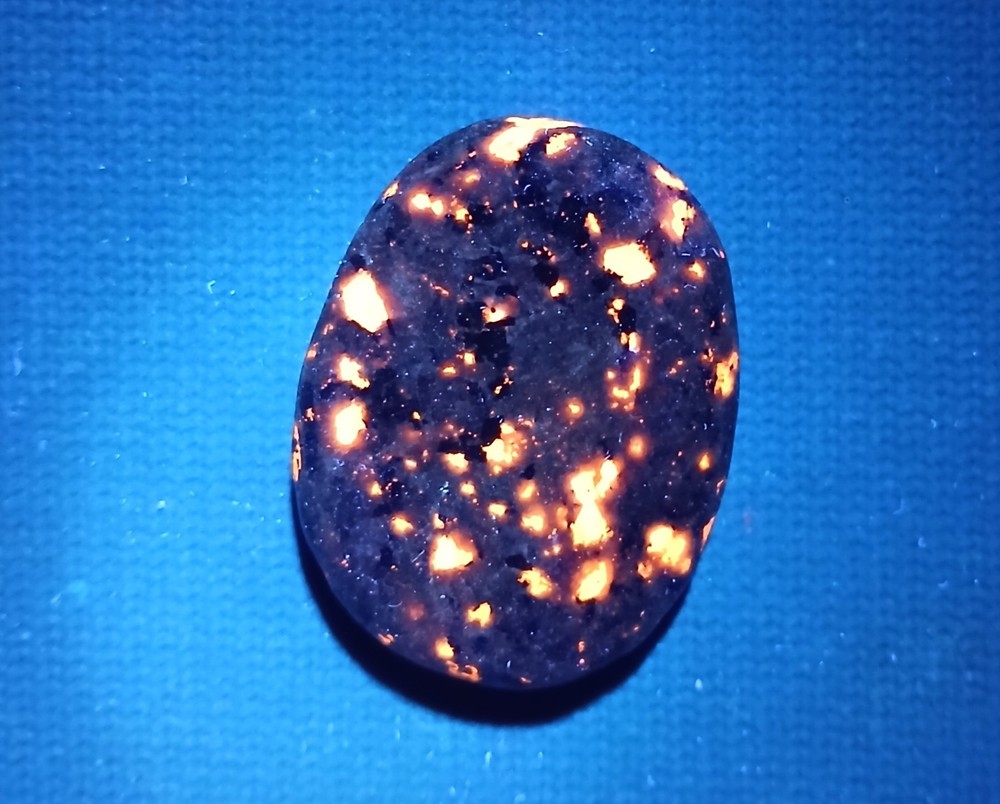Fluorescent Sodalite ( Yooperlite ) 0.9 oz. A Nice Bright Yooperlite