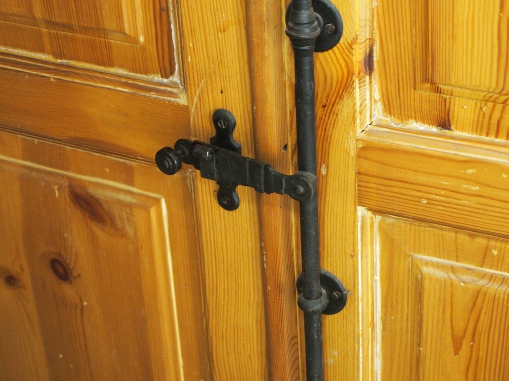 ARMOIRE/BAR/ANTIQUE REPRODUCTION