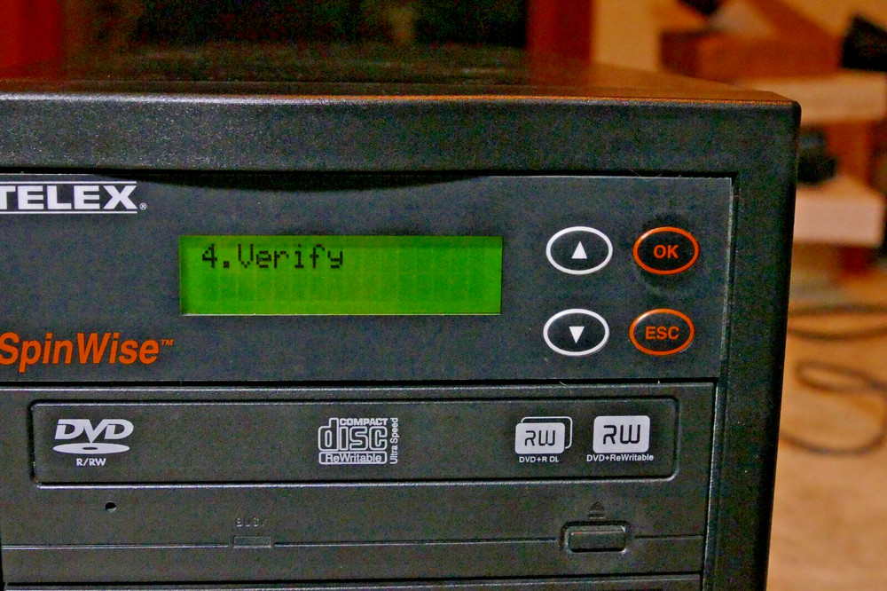 CD/DVD Disc Duplicator Copier with 6 Drive Bays - 1 empty bay, 5 drives