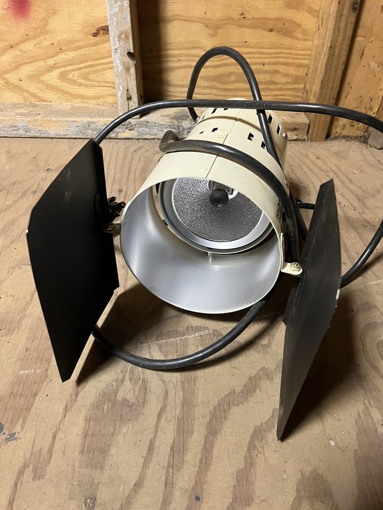 SMITH VICTOR, 2 Video Lighting Units, model Q60, .Adjustable.