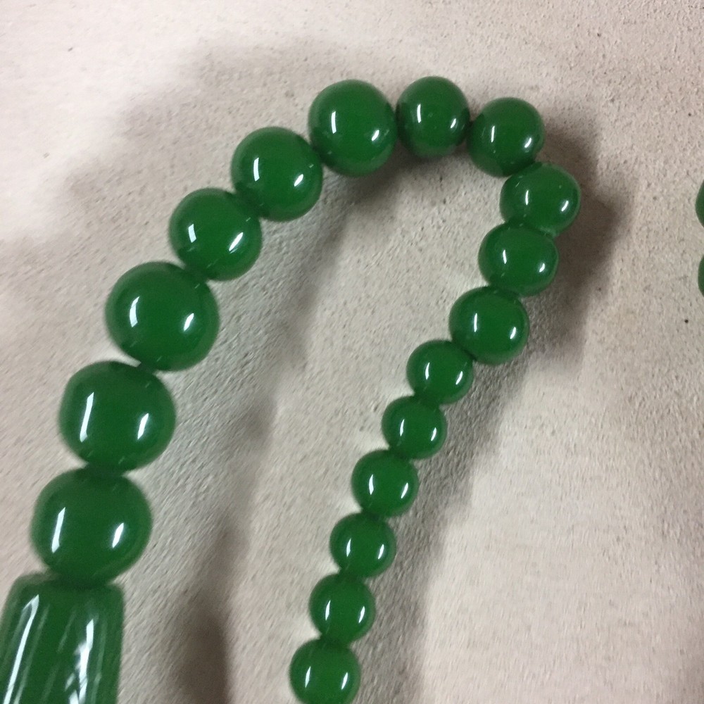 VTG Apple Green Plastic Necklace 30”