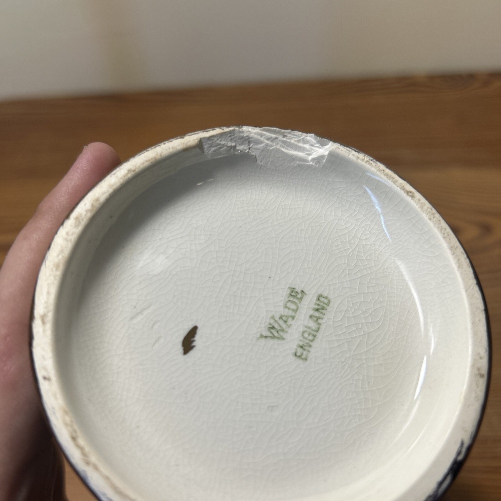 WADE ENGLAND GOLD COLORED CREAMER! Chip on bottom