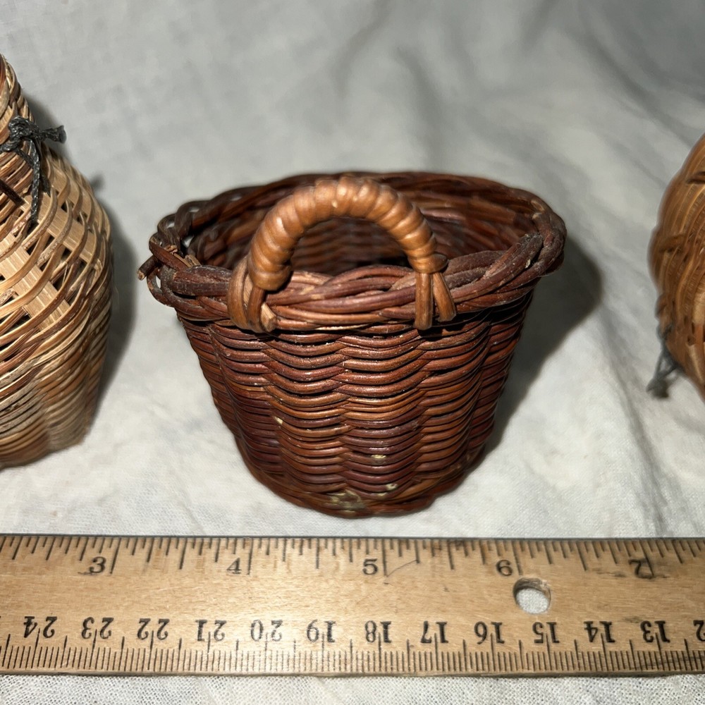 VINTAGE 3-MINIATURE BASKETS 2with lids