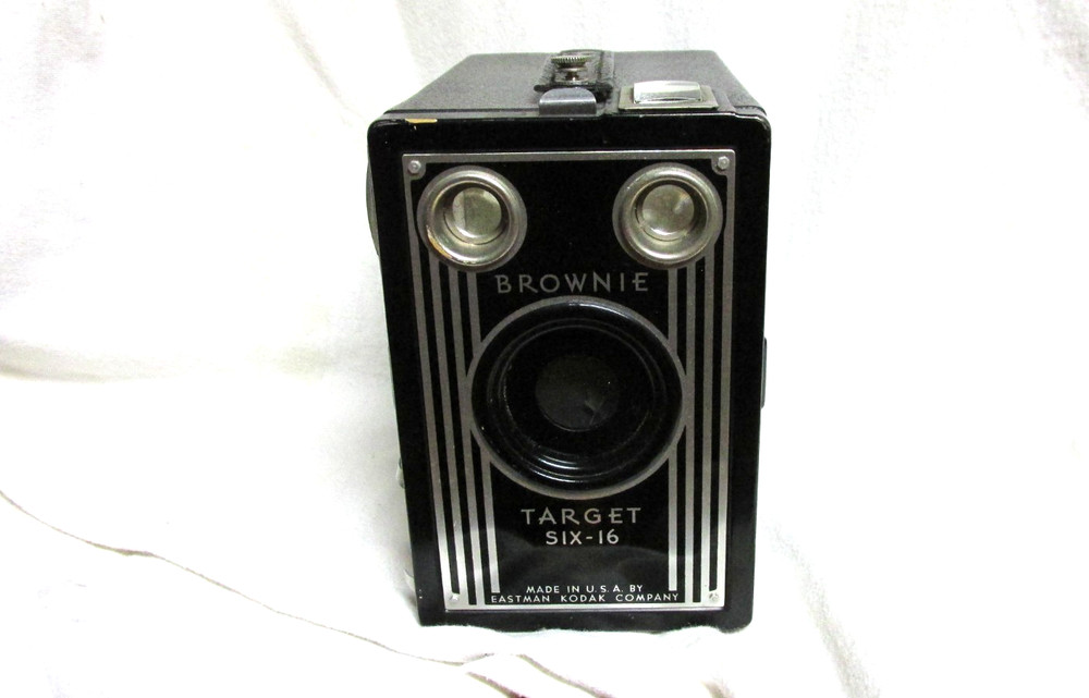 VINTAGE 1940s KODAK TARGET SIX 16 CAMERA