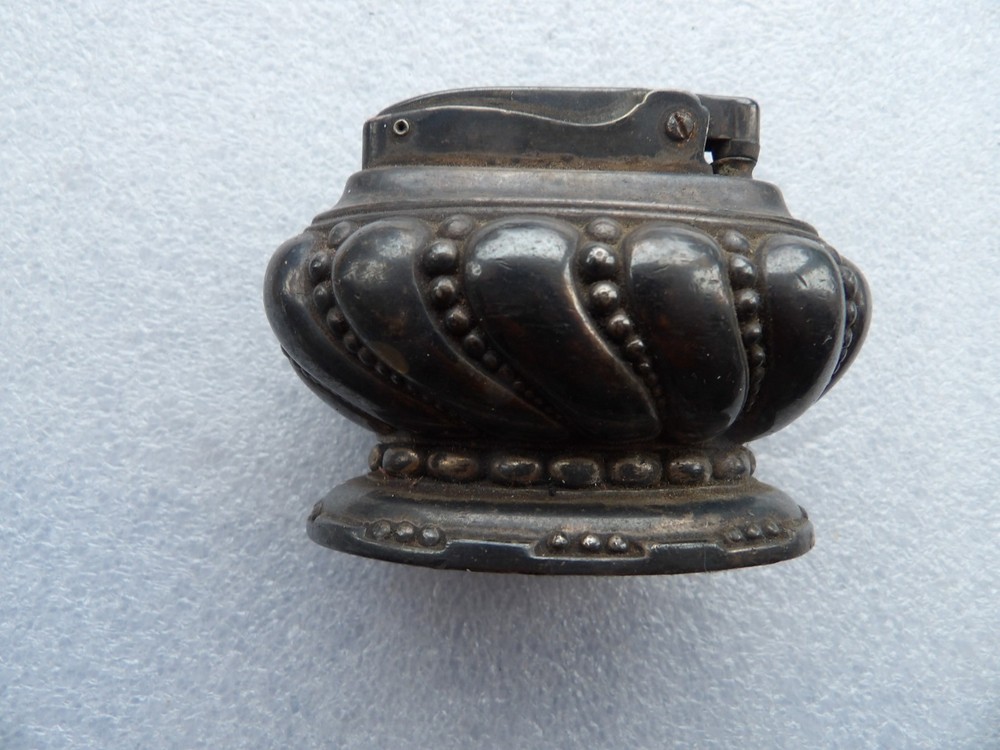 Vintage Ronson Crown Table Lighter.