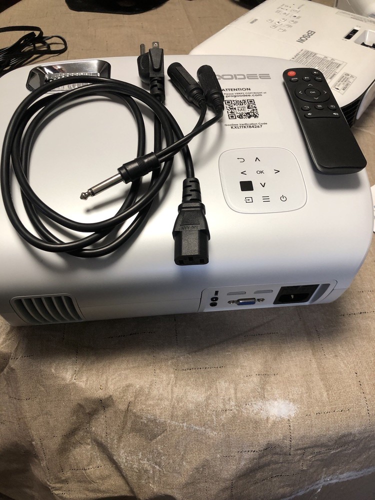 Goodee HD projector With Remote And Connection Cords