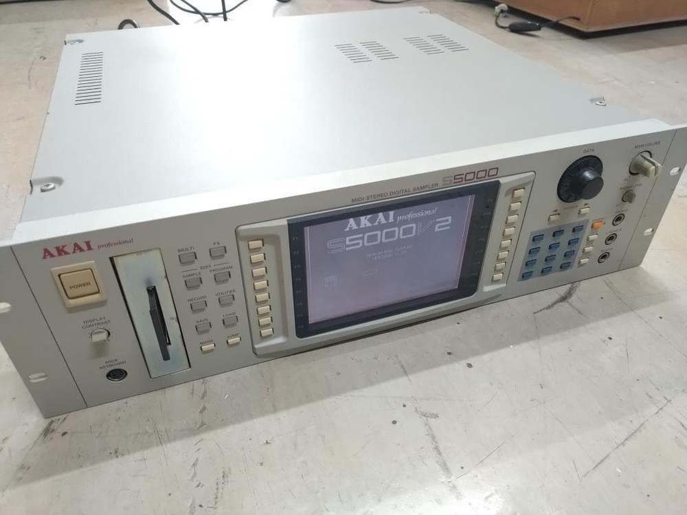 AKAI S5000  MIDI Stereo Digital Sampler