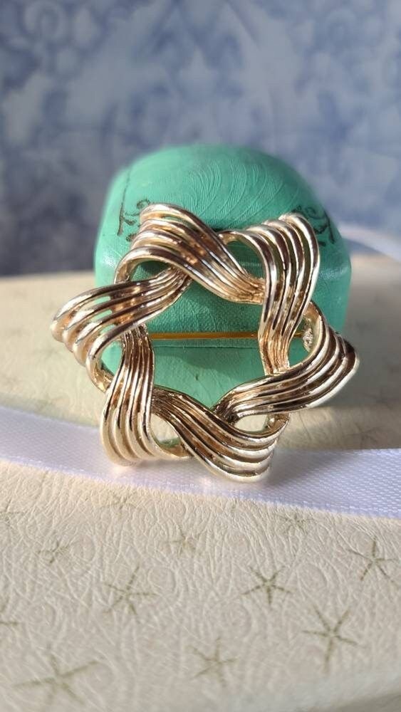 Gold Star Wreath Brooch