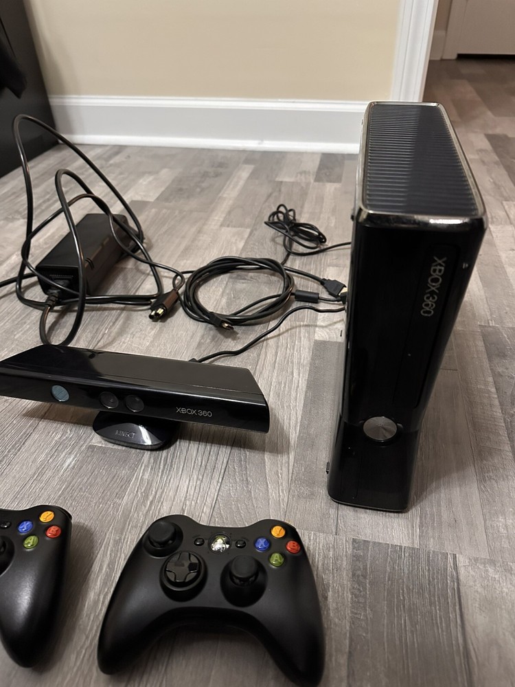 Microsoft XBox 360 S Slim 250GB + Kinect + 2 Controllers