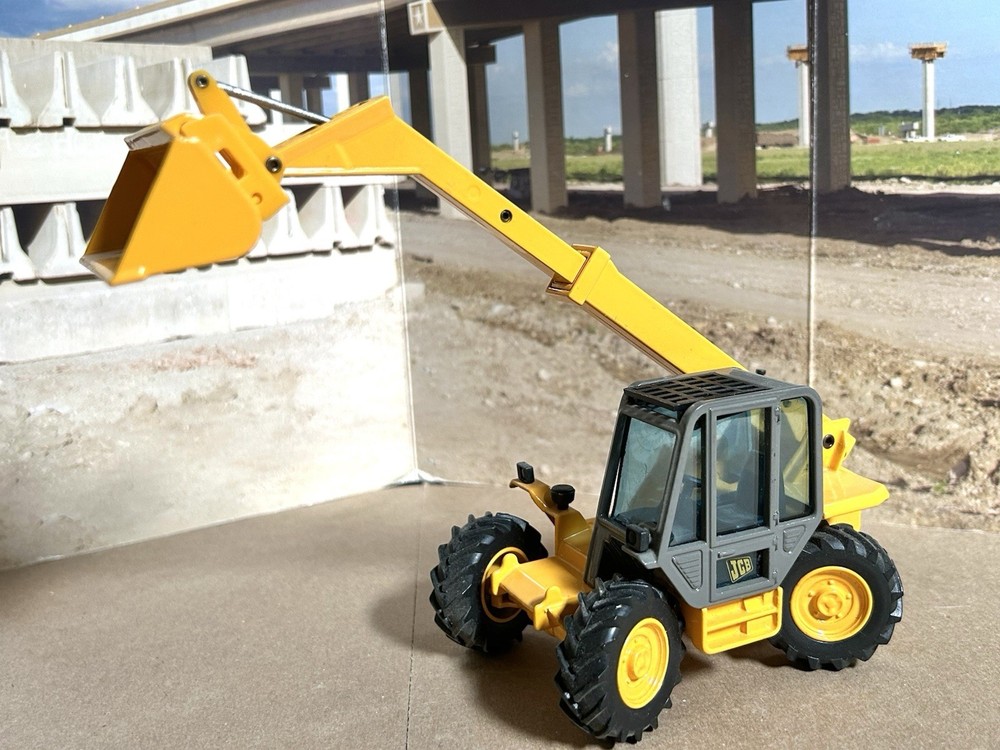 Joal 1/35 Scale JCB 525-58 Telescopic Handler-Version with Material Bucket Only