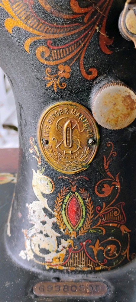 Vintage SINGER Sewing Machine Table & Sewing Machine